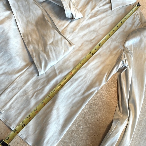 ANN TAYLOR leopard silver/white satin top, wrap front, collar, wide sash 10 - Picture 15 of 17